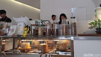 Masuk ke dalam kafe ini pelanggan akan disapa dengan deretan teh dan kue yang enak. Tetapi siapa sangka bahwa di dalamnya juga menjadi tea room yang layak disambangi. Foto: detikcom/Diah Afrilian