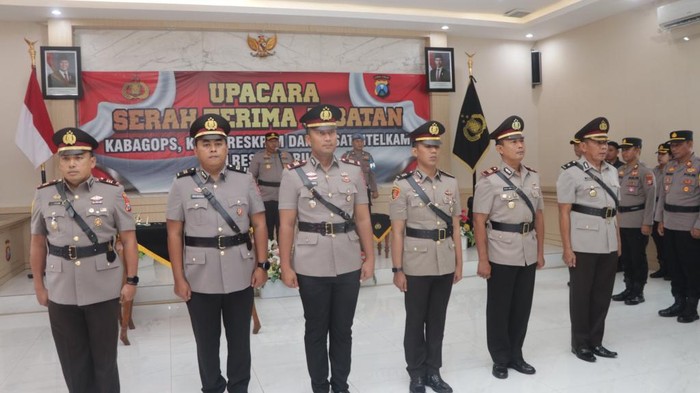 Upacara serah terima jabatan anggota Polres Pasuruan.