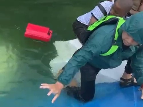 Video viral cuplikan perahu pengangkut wisatawan terbalik di Danau Batur, Kintamani, Bangli, beberapa waktu lalu. (Tangkapan layar)