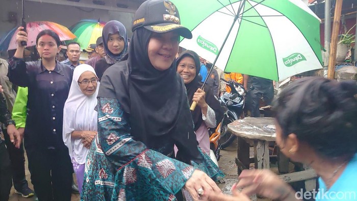 Walikota Bandar Lampung, Eva Dwiana saat mendatangi lokasi banjir.
