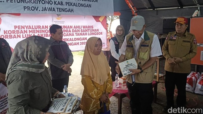 Wamensos Agus Jabo menyalurkan bantuan untuk korban longsor Petungkriyono, Pekalongan, Sabtu (25/1/2025).