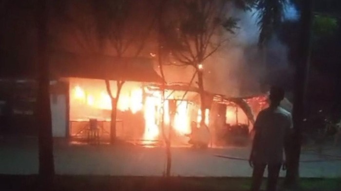 Warung yang terbakar di Pangkalpinang.