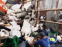 Cerita Abah Dadeng soal Cuan Menggiurkan dari Rongsokan