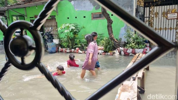 Anak-anak bermain air saat banjir rendam Desa Bungurasih