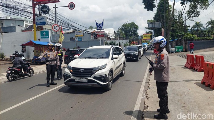 Arus Lalu Lintas di Jalan Raya Lembang Dipadati Kendaraan