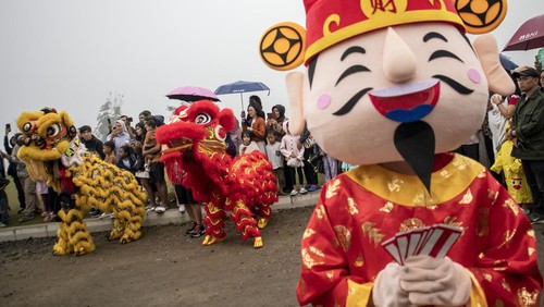 Pengunjung memberikan angpao kepada barongsai di objek wisata Tepi Gunung Nature Park, Cisarua, Kabupaten Bandung Barat, Jawa Barat, Minggu (26/1/2025). Atraksi barongsai di objek wisata tersebut untuk menghibur pengunjung sekaligus menyambut Tahun Baru Imlek 2576 Kongzili yang jatuh pada Rabu (29/1). ANTARA FOTO/Abdan Syakura/foc.