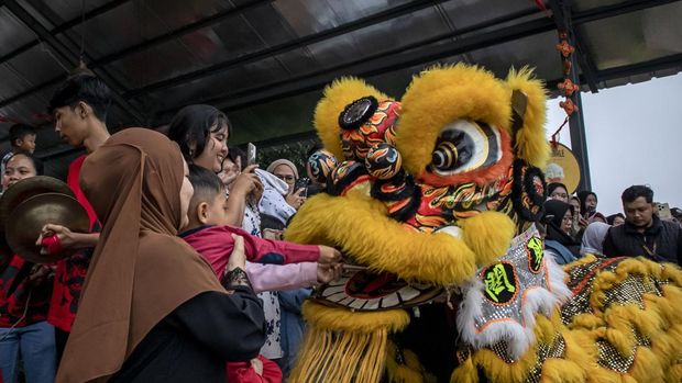 Atraksi Barongsai di Objek Wisata Tepi Gunung Pengunjung memberikan angpao kepada barongsai di objek wisata Tepi Gunung Nature Park, Cisarua, Kabupaten Bandung Barat, Jawa Barat, Minggu (26/1/2025). Atraksi barongsai di objek wisata tersebut untuk menghibur pengunjung sekaligus menyambut Tahun Baru Imlek 2576 Kongzili yang jatuh pada Rabu (29/1). ANTARA FOTO/Abdan Syakura/foc.
