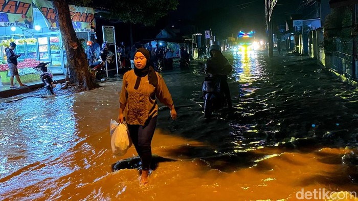 Banjir di Jalan Majalaya-Cicalengka, Kabupaten Bandung.