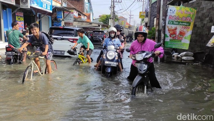 Akibat guyuran hujan terminal dan Desa Bungurasih terendam banjir, Minggu (26/1/2025)