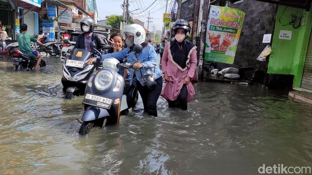 Akibat guyuran hujan terminal dan Desa Bungurasih terendam banjir, Minggu (26/1/2025)