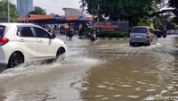 Banjir juga merendam kawasan Terminal Bungurasih.