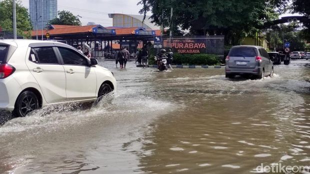 Akibat guyuran hujan terminal dan Desa Bungurasih terendam banjir, Minggu (26/1/2025)