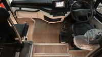 Geser ke bagian interior, bus bernuansa elegan dengan motif aksen kayu. Kursi pengemudi dan kursi kru menggunakan kursi baru berwarna hitam. Foto: Dok. Laksana