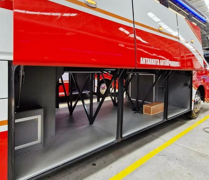 Bus baru PO Raya meluncur dari garasi karoseri Laksana Bus baru PO Raya meluncur dari garasi karoseri Laksana