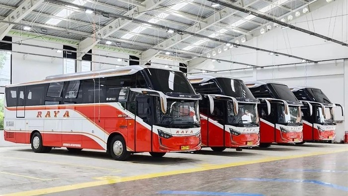 Bus baru PO Raya meluncur dari garasi karoseri Laksana Bus baru PO Raya meluncur dari garasi karoseri Laksana