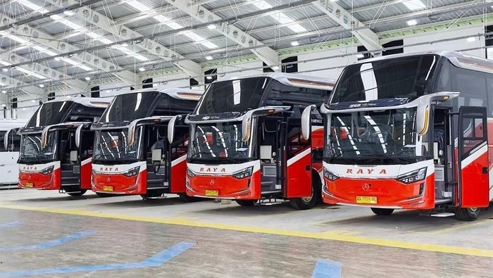 Bus baru PO Raya meluncur dari garasi karoseri Laksana Bus baru PO Raya meluncur dari garasi karoseri Laksana