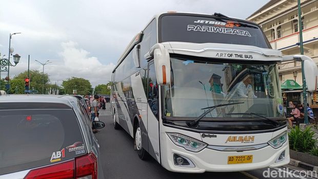 Bus pariwisata dialihkan melalui Alun-alun Utara untuk mengindari kemacetan di kawasan simpang empat Ngabean, Kota Jogja, Minggu (26/1/2025).