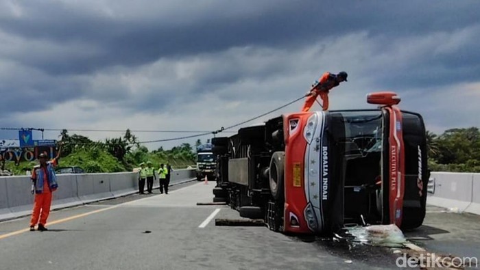 Bus PO Rosalia Indah terguling di Tol Boyolali, Minggu (26/1/2025).