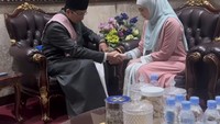 Sudah sejak lama isu perpindahan agama Celine Evangelista beredar. Kali ini ia tampak lebih mantap setelah bertemu Imam Besar Masjid Istiqlal dan tampil berkerudung. Foto: Instagram/celine_evangelista