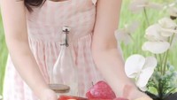 Gaya hidup Celine yang sehat menjadi caranya menjaga penampilan. Buah-buahan segar selalu tersedia untuk dikonsumsinya terutama saat sarapan di pagi hari. Foto: Instagram/celine_evangelista