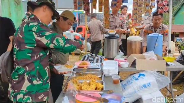 Dapur umum yang dibuat oleh kelompok relawan dari Solo di Petungkriyono, Pekalongan, Minggu (26/1/2025).