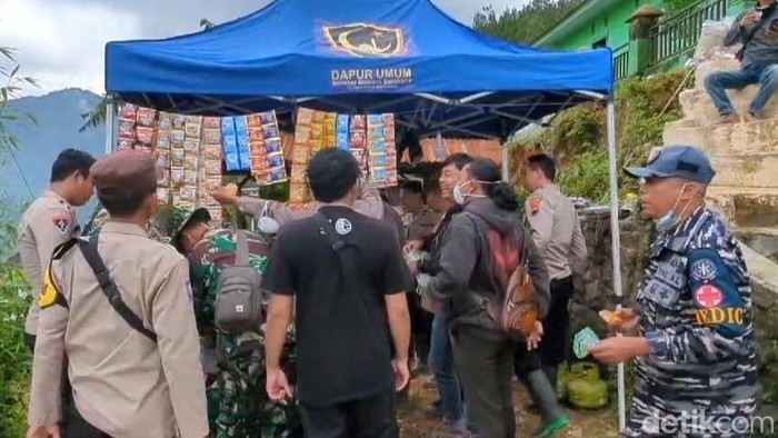 Dapur umum yang dibuat oleh kelompok relawan dari Solo di Petungkriyono, Pekalongan, Minggu (26/1/2025).