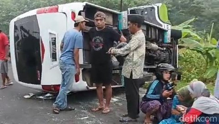Elf terguling di Bojonegoro
