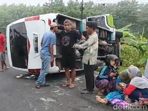 Elf Rombongan Wisata Religi Terguling di Bojonegoro, 8 Orang Luka