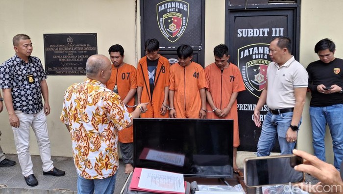 Empat spesialis bobol rumah antarprovinsi diamankan Jatanras Polda Sumsel.