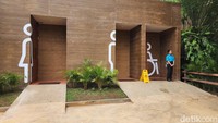 Toilet tersebar di beberapa lokasi. Fasilitas Enchanting Valley Puncak, Bogor ini terbilang bersih dan ber-AC di dalamnya.