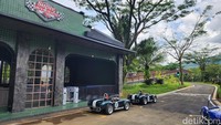 Wahana Super Wheels Enchanting Valley Puncak, Bogor. Traveler dapat menyewanya dan berkeliling kawasan dengan mobil listrik.