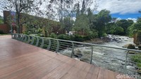 Jembatan estetik menuju loni utama Enchanting Valley Puncak, Bogor.