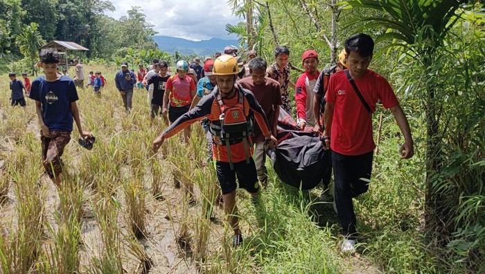 Proses evakuasi korban tenggelam di Pasaman