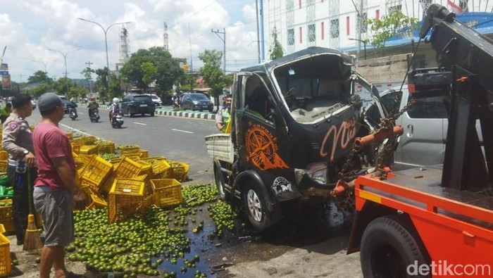 Evakuasi obil Pikap yang kecelakaan di jalan Jogja-Solo Prambanan, Sabtu (26/1/2025).