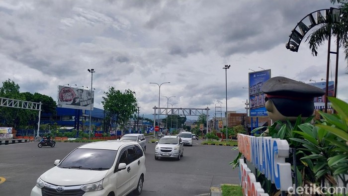 Exit Tol Singosari mulai dipadati kendaraan saat long weekend