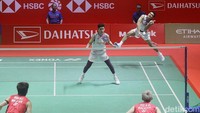 Duel berlangsung ketat di awal gim pertama hingga skor 4-4. Fajar/Rian bisa mendulang dua angka setelahnya, tapi Man/Tee bisa mengejar. Skor imbang 6-6. Setelahnya, Man/Tee bisa unggul. Mereka unggul 11-9 saat interval gim pertama. 