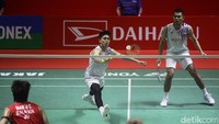 Pasangan Malaysia ini tak terbendung selepas interval. Man/Tee mendulang tiga angka beruntun untuk unggul 15-9. Mereka tak memberi kesempatan untuk Fajar/Rian berkembang. Fajar/Rian hanya bisa mendulang dua angka setelah interval gim. Man/Tee memenangi gim pertama dengan meyakinkan 21-11. 