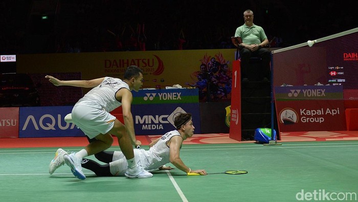 Pebulu tangkis ganda putra Indonesia Fajar Alfian dan Muhammad Rian Ardianto melawan ganda putra Malaysia Man Wei Chong dan Kai Wun Tee pada babak  final Daihatsu Indonesia Masters 2025 di Istora Senayan, Jakarta, Minggu (26/1/2025). Fajar/Rian kalah dengan skor 16-11, 21-19.