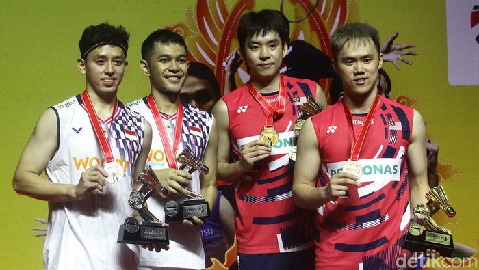 Pebulu tangkis ganda putra Indonesia Fajar Alfian dan Muhammad Rian Ardianto melawan ganda putra Malaysia Man Wei Chong dan Kai Wun Tee pada babak  final Daihatsu Indonesia Masters 2025 di Istora Senayan, Jakarta, Minggu (26/1/2025). Fajar/Rian kalah dengan skor 16-11, 21-19.