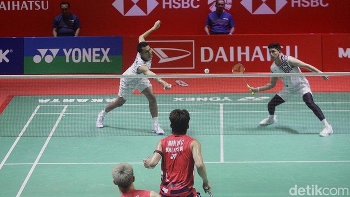 Pebulu tangkis ganda putra Indonesia Fajar Alfian dan Muhammad Rian Ardianto melawan ganda putra Malaysia Man Wei Chong dan Kai Wun Tee pada babak  final Daihatsu Indonesia Masters 2025 di Istora Senayan, Jakarta, Minggu (26/1/2025). Fajar/Rian kalah dengan skor 16-11, 21-19.