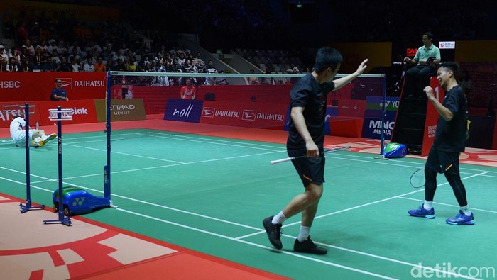 Fun Game Akhiri Hendra/Ahsan di Dunia Bulutangkis Pebulutangkis ganda Β Indonesia Hendra Setiawan/M Ahsan mengakhiri karir professional di dunia bulutangkis dengan melakukan fun game melawan Kevin Sanjaya dan Seo J pada ajang Daihatsu Indonesia Masters 2025 di Istora Senayan, Jakarta, Minggu (26/1/2025).