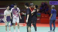 Setelah bertanding, Hendra/Ahsan melakukan memutari tribune Istora GBK untuk membagi-bagikan kaos spesial. 