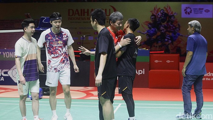 Pebulutangkis ganda  Indonesia Hendra Setiawan/M Ahsan mengakhiri karir professional di dunia bulutangkis dengan melakukan fun game melawan Kevin Sanjaya dan Seo J pada ajang Daihatsu Indonesia Masters 2025 di Istora Senayan, Jakarta, Minggu (26/1/2025).