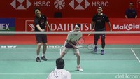 Meskipun dibalut dengan nuansa fun, Hendra/Ahsan tak mengurangi kekuatannya saat menghadapi Kevin/Seo yang jauh lebih muda. 