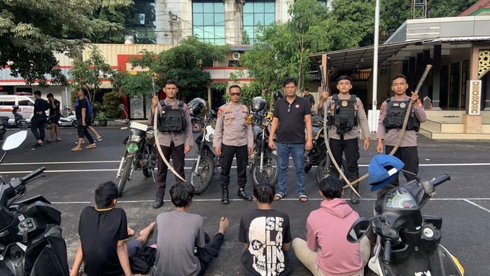 Kasat Samapta Polres Pelabuhan Tanjung Perak Surabaya, AKP Roni Faslah (dua dari kiri) bersama para remaja yang diamankan