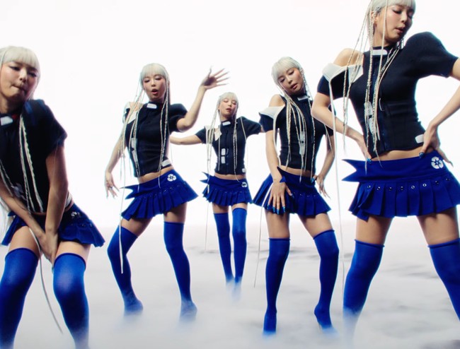 Lagu, gaya berpakaian, hingga kualitas video klip ‘ZEN’ kini menuai pujian dianggap sebagai karya next level oleh netizen Korea. Sebuah adegan menyorot Jennie punya kemampuan memperbanyak diri. Atasannya datang dari brand fashion Swiss-Jerman, Ottolinger sedangkan mini skirt birunya dari brand fashion Vietnam, Feng System. Foto: dok. YouTube JENNIE