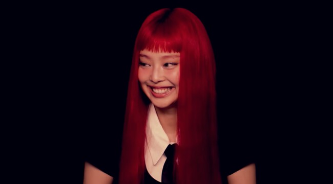 Jennie BLACKPINK meningkatkan antusiasme penggemar setelah merilis teaser album ‘Ruby’. Rapper grup KPop BLACKPINK itu tampil beda memakai wig berwarna merah. Gaya busananya juga menjadi sorotan dengan swimwear hitam berdetail kerah, dipadu stocking renda. Foto: dok. YouTube JENNIE