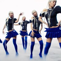 Lagu, gaya berpakaian, hingga kualitas video klip ‘ZEN’ kini menuai pujian dianggap sebagai karya next level oleh netizen Korea. Sebuah adegan menyorot Jennie punya kemampuan memperbanyak diri. Atasannya datang dari brand fashion Swiss-Jerman, Ottolinger sedangkan mini skirt birunya dari brand fashion Vietnam, Feng System. Foto: dok. YouTube JENNIE