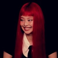 Jennie BLACKPINK meningkatkan antusiasme penggemar setelah merilis teaser album ‘Ruby’. Rapper grup KPop BLACKPINK itu tampil beda memakai wig berwarna merah. Gaya busananya juga menjadi sorotan dengan swimwear hitam berdetail kerah, dipadu stocking renda. Foto: dok. YouTube JENNIE