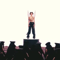 Tak kalah ikonik. Jennie BLACKPINK mereplikasikan model rambut ala Ratu Korea, lengkap dengan hair piece bernuansa gold. Dia memakai ornamen sayap yang terkesan dramatis sebagai atasannya, rancangan desainer lokal LEJE. Foto: dok. YouTube JENNIE